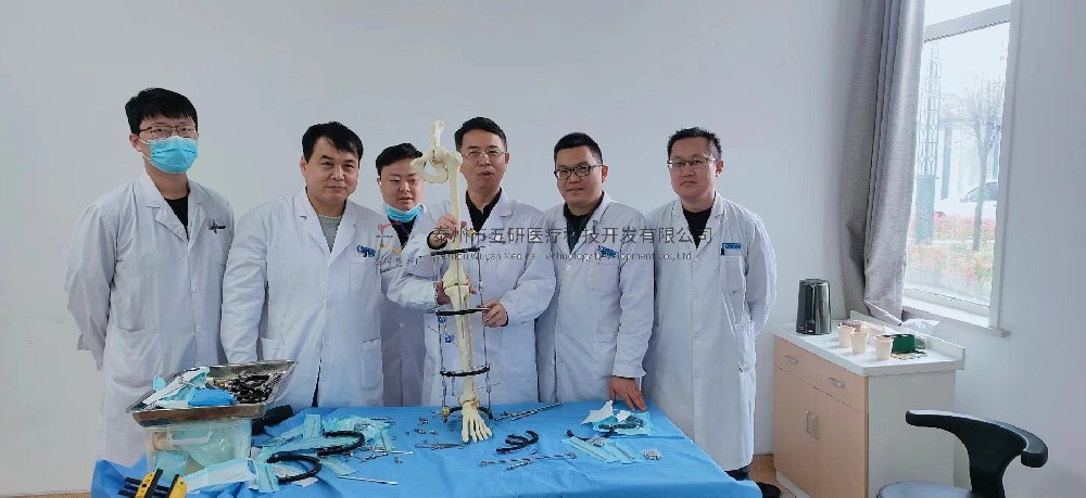 會(huì)前培訓(xùn)︱成永忠教授為中國(guó)中醫(yī)科學(xué)院望京醫(yī)院南陽(yáng)醫(yī)院科室醫(yī)生進(jìn)行CO接骨架的現(xiàn)場(chǎng)培訓(xùn)教學(xué)